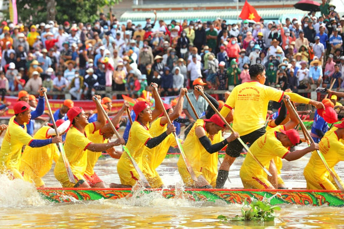 Ngâm mình hàng giờ trong nước, trèo cây cao xem đua ghe Ngo