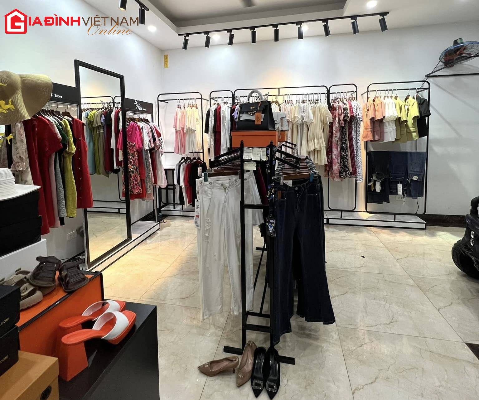 Chủ shop quần áo điêu đứng vì mùa đông không lạnh