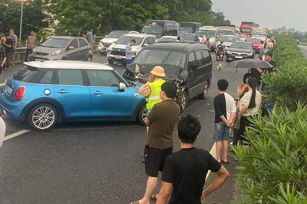 6 ô tô đâm liên hoàn trên cao tốc Nội Bài Lào Cai