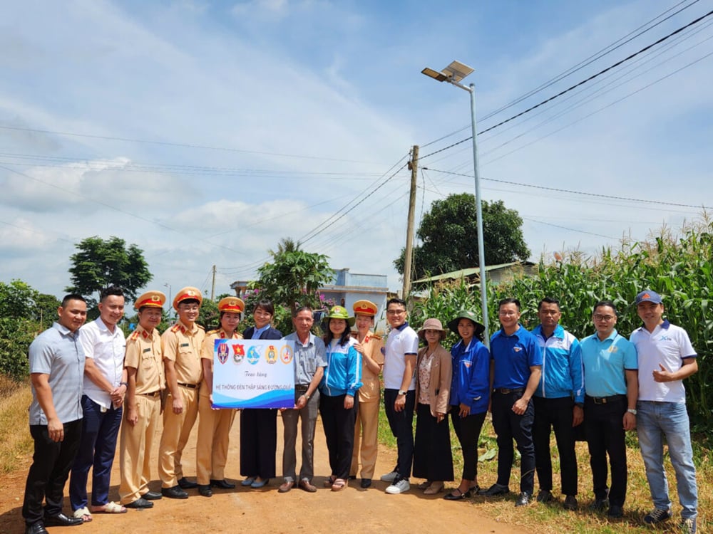 Ánh sáng về trên đường quê vùng cao Tà Hine