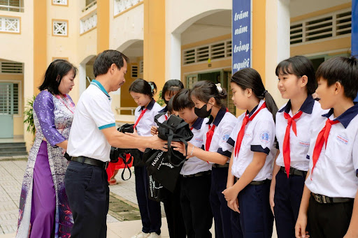 Nối dài hành trình tiếp sức, BIDV MetLife trao tặng hàng trăm phần quà tới các điểm trường khó khăn, gặp bão lũ