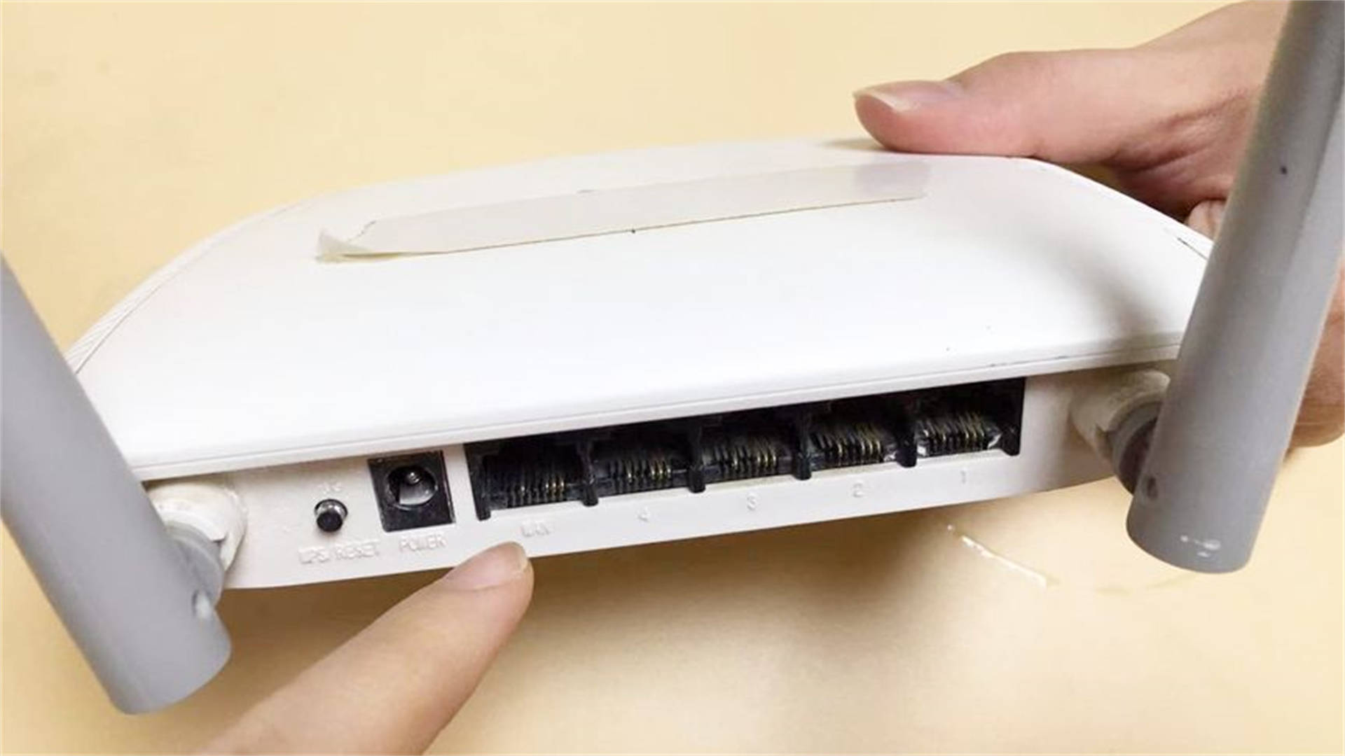 Dán băng cá nhân lên router wifi, bạn sẽ phải bất ngờ với kết quả: Tiếc vì không biết sớm hơn!